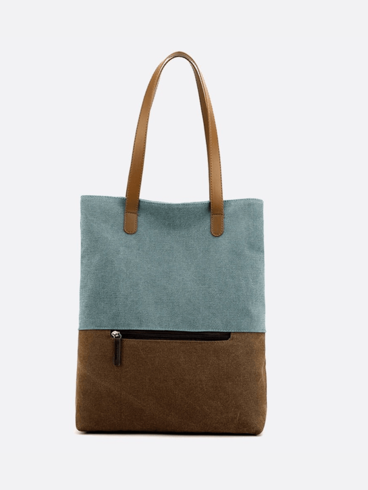 Sac toile turquoise porté épaule et dos